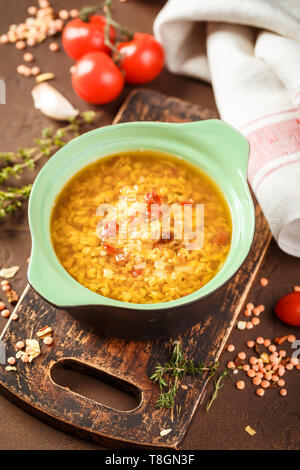 Vegetariano zuppa di lenticchie - masoor dal o dal Tadka Curry, cucina vegana. Foto Stock
