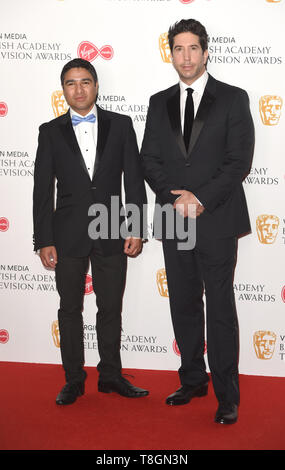 Foto deve essere accreditato ©Alpha premere 079965 12/05/2019 Nick Mohammed e David Schwimmer Virgin Media TV Bafta British Academy Awards Televisione Pressroom 2019 presso la Royal Festival Hall di Londra Foto Stock