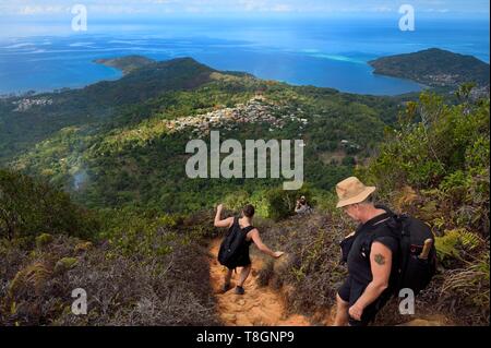 Francia, isola di Mayotte (dipartimento francese d' oltremare), Grande Terre, Creta meridionale Riserva Forestale (Riserva Forestiere des Cretes du Sud), gli escursionisti che scendono dalla vetta del Monte Choungui (594 metri) Foto Stock