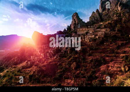 Pentedattilo, un villaggio abbandonato in Calabria, Italia Foto Stock