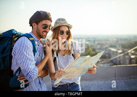 Felice coppia giovane di viaggiatori tenendo la mappa in mani Foto Stock