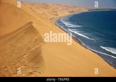 Le dune di sabbia in avvicinamento al Oceano Atlantico vicino al porto di sandwich, Namib-Naukluft National Park, Walvis Bay, Namibia Foto Stock
