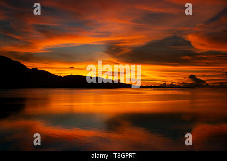 Golden sky con le nuvole al tramonto, U district, Pohnpei, Stati Federati di Micronesia Foto Stock