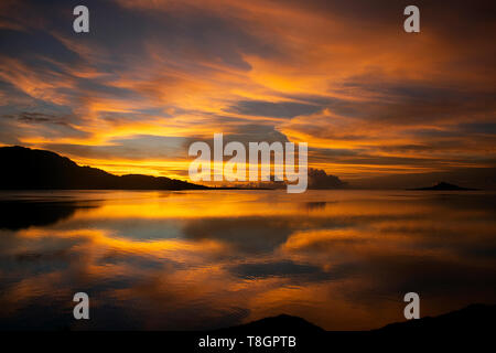 Golden sky con le nuvole al tramonto, U district, Pohnpei, Stati Federati di Micronesia Foto Stock