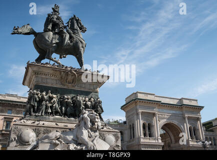 Vittorio Emanuele II monumento equestre e galleria shopping arcade, Piazza del Duomo, Milano, Italia Foto Stock