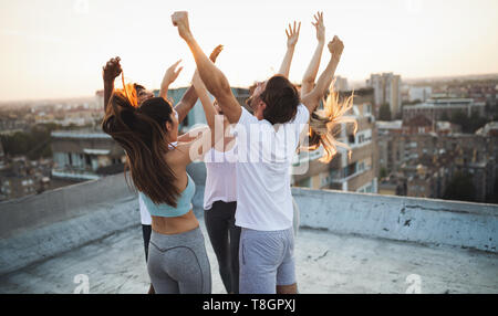 Gruppo di felice montare gli amici esercizio all'aperto in città Foto Stock