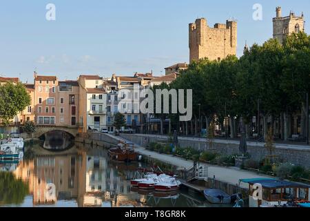 Francia, Aude, Narbonne, Canal de la Robine, i mercanti ponte con gli arcivescovi Palace in alto a destra Foto Stock