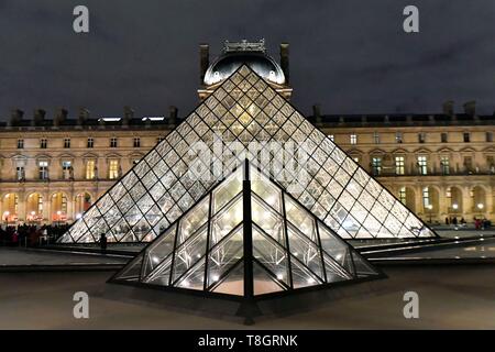 Francia, Parigi, Sito Patrimonio Mondiale dell'UNESCO, la Piramide del Louvre dall'architetto Ieoh Ming Pei e la facciata del Padiglione Richelieu nel cortile di Napoleone Foto Stock