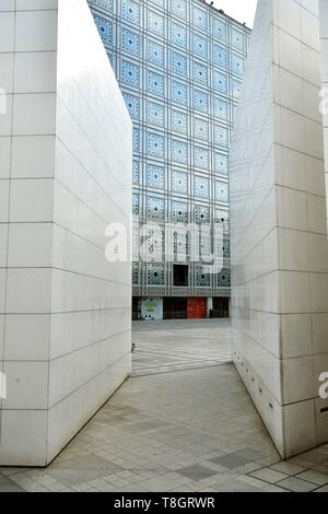 Francia, Parigi, Institut du Monde Arabe (IMA), progettato dagli architetti Jean Nouvel e Architecture-Studio Foto Stock