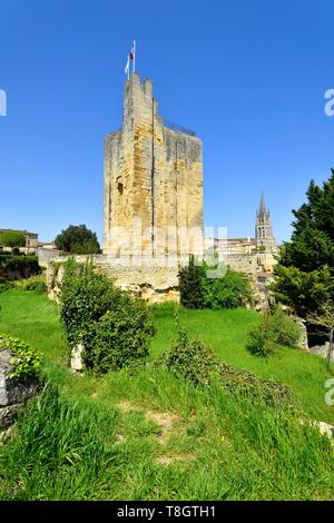 Francia, Gironde, Saint Emilion, classificato come patrimonio mondiale dall UNESCO, Roy, torre del XIII secolo tenere, è il solo vestigia di Saint Emilion, castello del XI secolo chiesa monolitica interamente scavate nella roccia in background Foto Stock