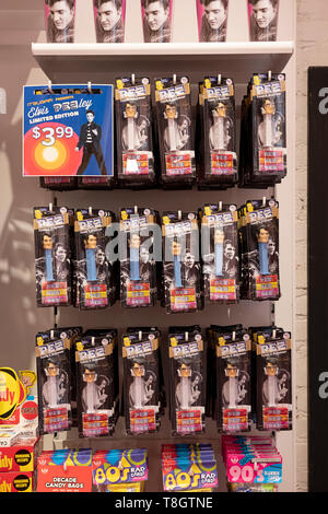 ELVIS PRESLEY Pez dispensatori di vendita a It'szucchero, una caramella dal cancelletto chain store. Nel Greenwich Village di New York City. Foto Stock