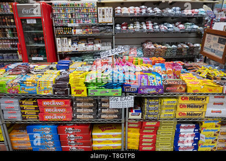 Un enorme varietà di caramelle compresi marchi nostalgico per la vendita in economia CANDY su Rivington Street sulla Lower East Side di Manhattan, New York City Foto Stock