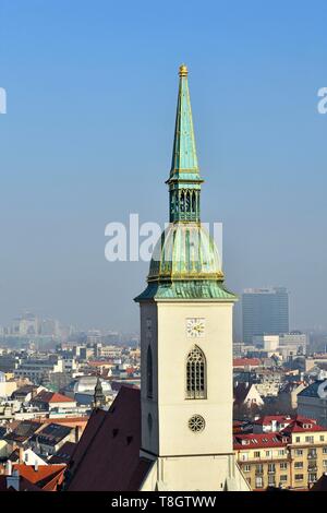 La Slovacchia, Bratislava, centro storico, San Martin's cattedrale costruita nel XIV e XV secolo, e che divenne la chiesa di incoronazione per il re di Ungheria da 1563 a 1830 Foto Stock