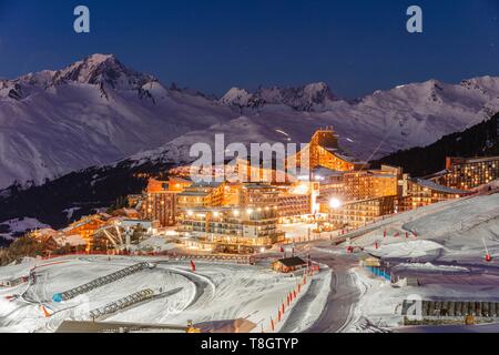 Francia, Savoie, massiccio della Vanoise, valle della Haute Tarentaise, Les Arcs 2000, parte dell'area di Paradiski, la vista del Monte Bianco (4810m) e la località sciistica di La Rosiere Foto Stock