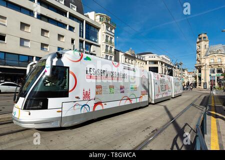 Francia, Meurthe et Moselle, Nancy, la fermata del tram, il trasporto pubblico a Nancy Ville stazione ferroviaria zona la facciata della ex sede del giornale l'Est Republicain dall'architetto Louis Le Bourgeois da Ecole de Nancy (Nancy scuola) Foto Stock