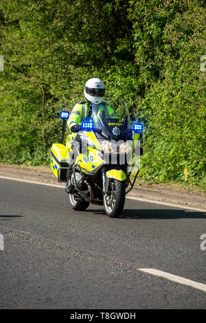 Polizia moto con le luci di emergenza lampeggiano Foto Stock