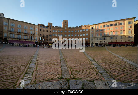 Vista panoramica di Piazza del campo nella città di Siena in una giornata di sole Foto Stock