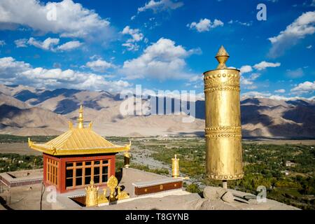 India, stato di Jammu e Kashmir, Himalaya, Ladakh, Indus Valle, il monastero (gompa) di Matho, vista panoramica sulla pianura del Indus dalla terrazza sul tetto del monastero di edificio che ospita il nuovo museo di Matho Foto Stock