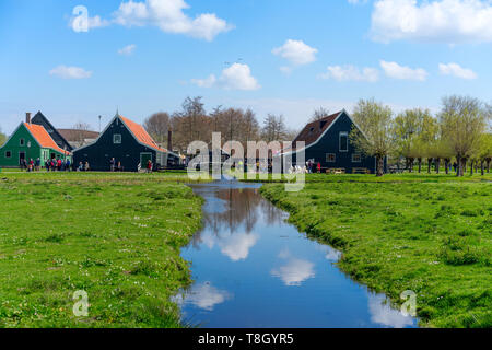 Zaandam, Paesi Bassi, 11 Aprile 2019: case si trova sulla Oude Haven in Zaandam Foto Stock