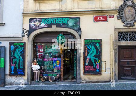 Repubblica Ceca, Praha, elencati come patrimonio mondiale dall' UNESCO, zona Hradcany, Absinthshop Foto Stock