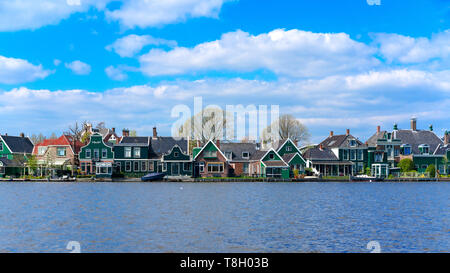 Zaandam, Paesi Bassi, 11 Aprile 2019: case si trova sulla Oude Haven in Zaandam Foto Stock