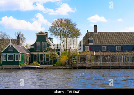 Zaandam, Paesi Bassi, 11 Aprile 2019: case si trova sulla Oude Haven in Zaandam Foto Stock