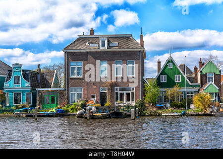 Zaandam, Paesi Bassi, 11 Aprile 2019: case si trova sulla Oude Haven in Zaandam Foto Stock