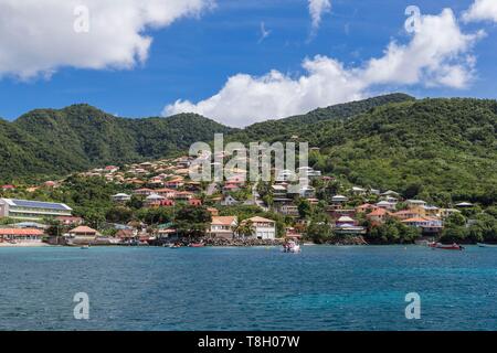 Martinica, vista del villaggio di danses d'Arlets e i suoi quartieri residenziali sulla collina in primo piano barche al di ancoraggio Foto Stock