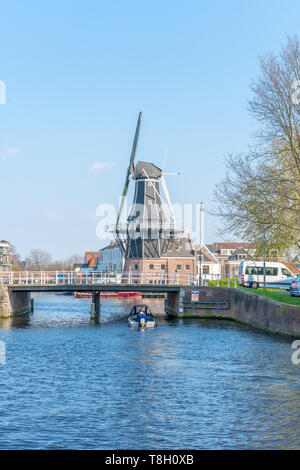 Haarlem, Paesi Bassi - 14 Aprile 2019: vista del paesaggio urbano di Harlem con De Adriaan mulino sul fiume Spaarne sullo sfondo a mezzogiorno di Haarlem, la Nether Foto Stock