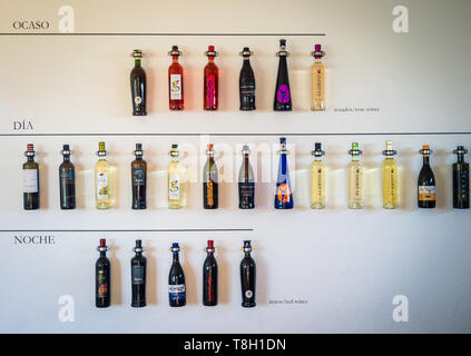 Diversi tipi di bottiglie di vino da Lanzarote isole Canarie Foto Stock