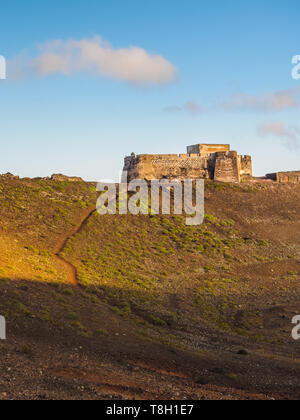 Castello Fortezza di Santa Barbara sulla cima del vulcano in Teguise, museo della pirateria in Lanzarote, Isole Canarie Foto Stock