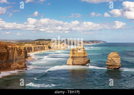 Vista panoramica a fianco della Great Ocean Road in Australia compresi i dodici apostoli di calcare formazioni di stack. Foto Stock