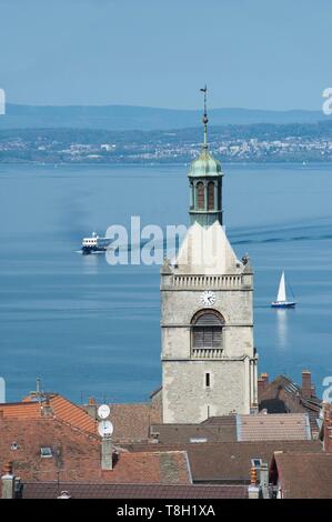 Francia, Haute Savoie, Evian Les Bains, un traghetto proveniente da Losanna dietro la torre campanaria della chiesa di Notre Dame de l'Assomption Foto Stock