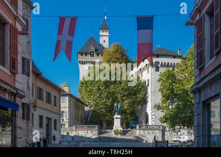 Francia, Savoie, Chambery, rue de Boigne e il castello dei duchi di Savoia Foto Stock