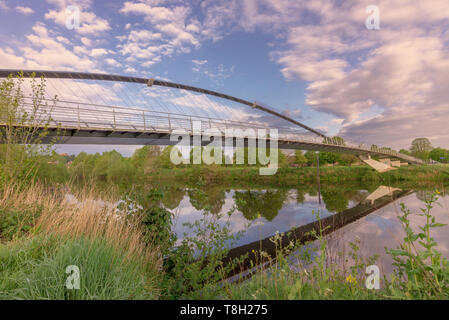 Il Millennium Bridge a York. Un moderno progettato in acciaio ponte di sospensione con un arco di curva di supporto di un sentiero con cavi. Foto Stock