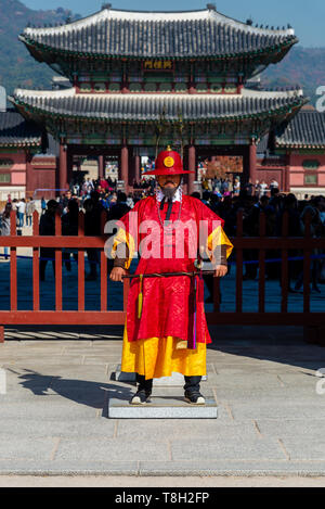 La Guardia reale in piedi durante il cambio della guardia reale cerimonia al gate di Gwanghwamun (il cancello principale) del Palazzo Gyeongbokgung, Seoul, Corea del Sud Foto Stock