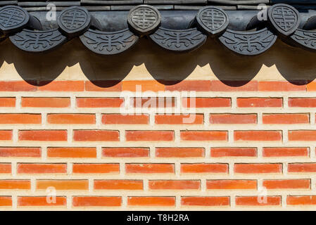 Il coreano tradizionale muro di mattoni e ceramica nera del tetto, Seoul, Corea del Sud Foto Stock