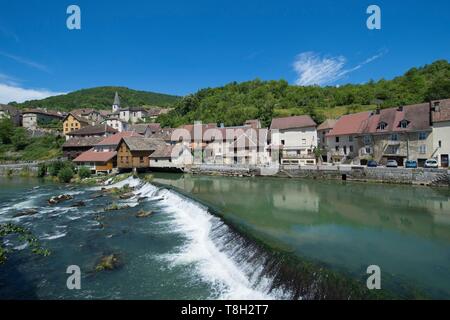 Francia, Doubs, Loue valle, uno dei molti soglie oltre il fiume riflettono il villaggio di Lod uno dei più bei villaggi di Francia Foto Stock