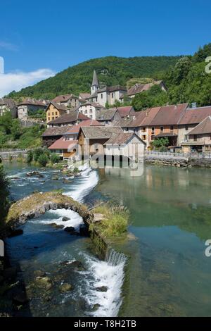 Francia, Doubs, Loue valle, uno dei molti soglie oltre il fiume riflettono il villaggio di Lod uno dei più bei villaggi di Francia Foto Stock