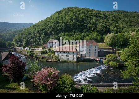 Francia, Doubs, Loue valle, uno dei molti soglie oltre il fiume riflettono il villaggio di Lod uno dei più bei villaggi di Francia Foto Stock