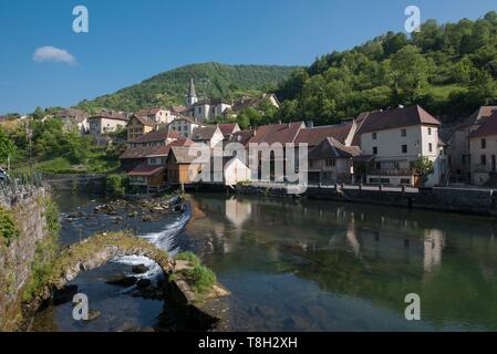 Francia, Doubs, Loue valle, uno dei molti soglie oltre il fiume riflettono il villaggio di Lod uno dei più bei villaggi di Francia Foto Stock