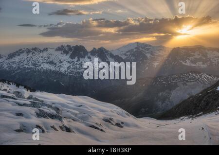 Francia, Haute Savoie, il Massiccio del Monte Bianco, Chamonix, ghiacciaio Aiguille du Tour Tour, Albert Hideaway prima del tramonto su rossi aghi Foto Stock