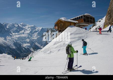 Francia, Haute Savoie, il Massiccio del Monte Bianco, zona sciistica di Chamonix cotes Rouges, nella parte superiore della seggiovia Cornu e Mont Blanc Foto Stock