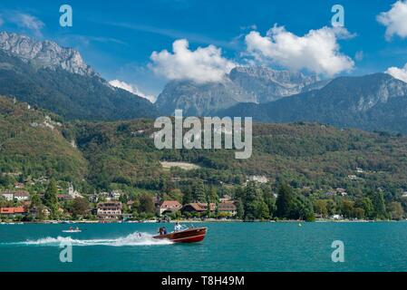 Francia, Haute Savoie, Annecy, passeggiata sul lago in barca Riva collezione nella baia di Talloires e la montagna di Tournette Foto Stock