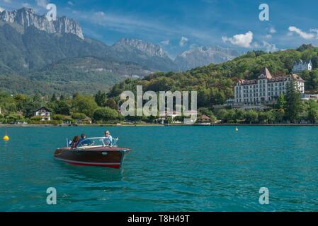 Francia, Haute Savoie, Annecy, passeggiata sul lago in barca Riva collezione con il villaggio e il palazzo di Menthon Saint Bernard e i denti di Lanfon Foto Stock