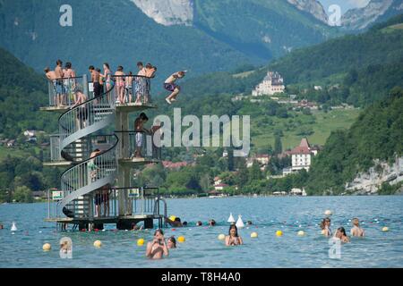 Francia, Haute Savoie, il lago di Annecy, Saint Jorioz, bagnanti sul trampolino della spiaggia comunale e il castello di Menthon Foto Stock