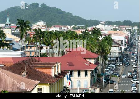 Francia, Guiana francese, Cayenne, Rue de Remire, Saint Sauveur la cattedrale di in background Foto Stock