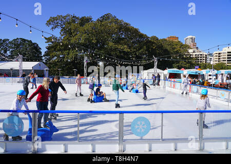 SYDNEY, AUSTRALIA -18 luglio 2019- Il Natale in luglio con una vista del campo da pattinaggio Skatingat Festival in Cathedral Square nel centro cittadino di Sydney. Foto Stock