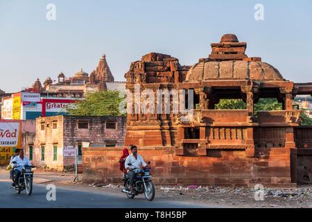 India Rajasthan, Osiyan (o Osian), il gateway per il deserto di Thar, Harihara templi dei secoli VIII e IX, Sachiya Mata Temple in background Foto Stock