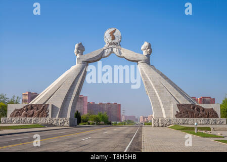 Arco di riunificazione di Pyongyang, la corea del nord. La traduzione dei caratteri coreani è 'tre punti di carta " Foto Stock